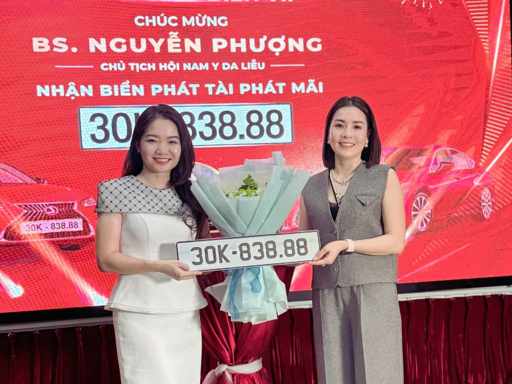 Chủ nhân biển VIP 30K-838.88 được gặp gỡ và trao đổi cùng nhiều nhân vật có ảnh hưởng trên thị trường biển số