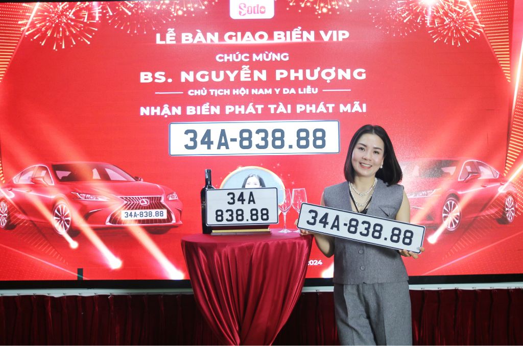 Không chỉ mua xe mới có lễ bàn giao xe, khách hàng mua biển VIP cũng được tổ chức lễ trao biển