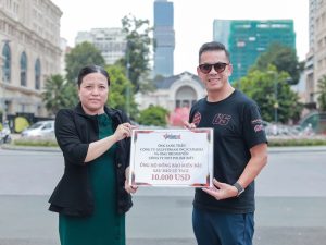 Đại diện Việt Nam tham dự Gumball 3000 ủng hộ 10.000 USD cho quỹ từ thiện hướng về miền Bắc