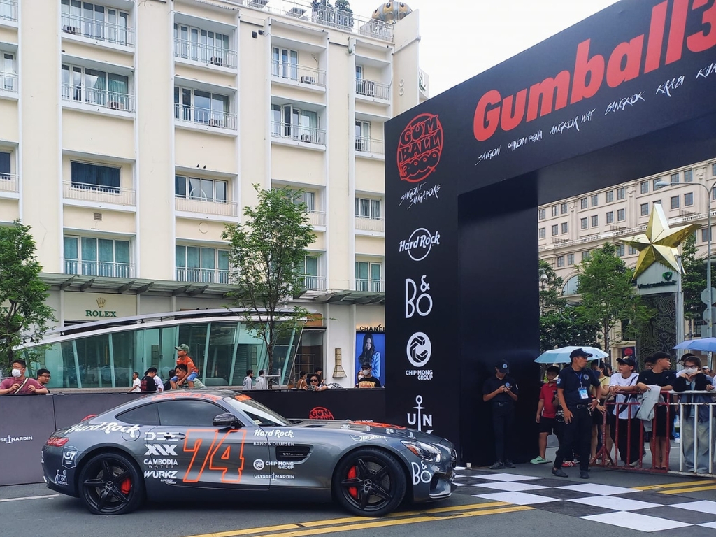 "Nhân vật chính" bất đắc dĩ khoe dáng tại cổng chào vì rách lốp tại Gumball 3000