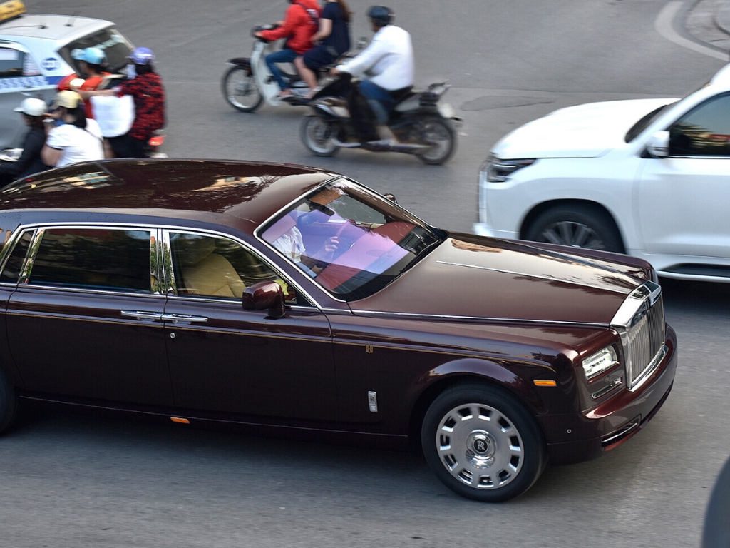 Cận cảnh Rolls-Royce cá nhân hóa độc quyền - Hòa Bình Vinh Quang